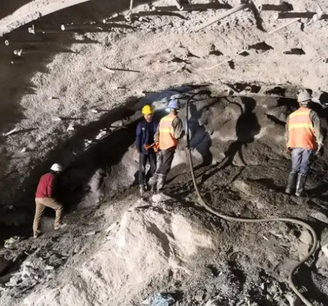 金湖拱顶带模注浆料的施工流程及注意事项